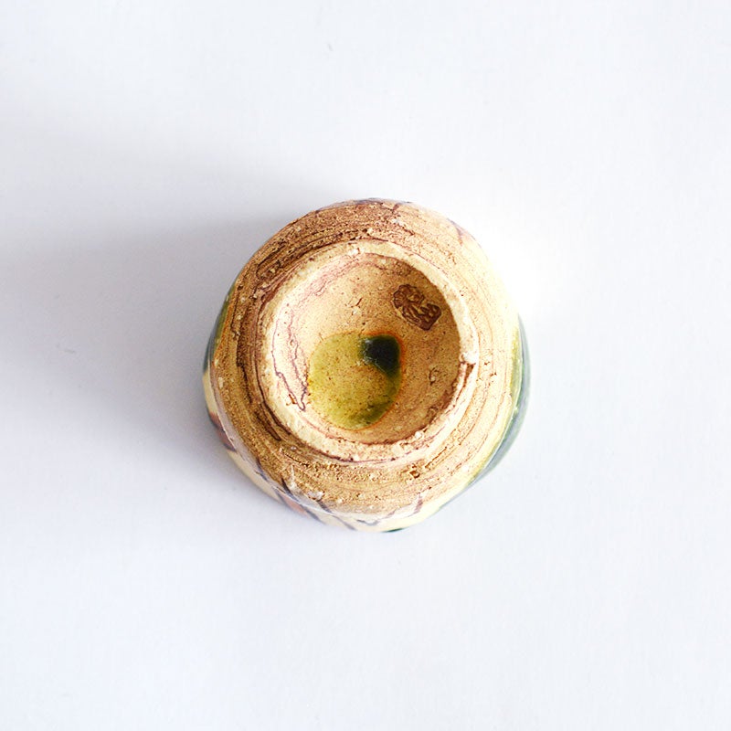 どっしりとした高台が、土物らしい力強さを強調しています