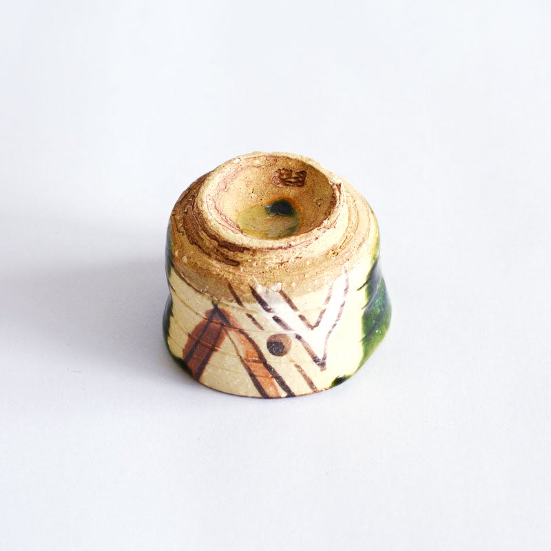 釉薬のかかっている部分と、素地を見せる部分のコントラストが美しい