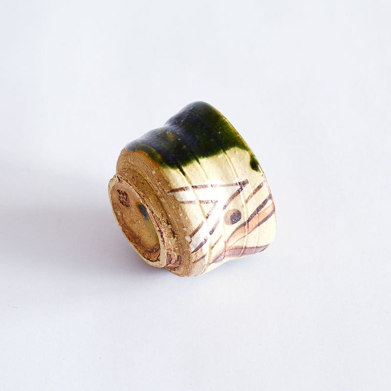 胴に刻まれたラインや凹凸が指にフィットし、滑りにくく持ちやすい