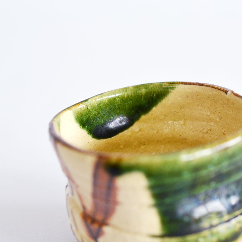 織部焼特有の鮮やかな緑色が目を引きます