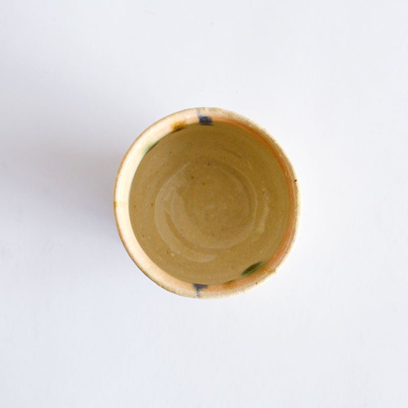 指先に伝わる土の質感が、お酒をよりまろやかに感じさせます