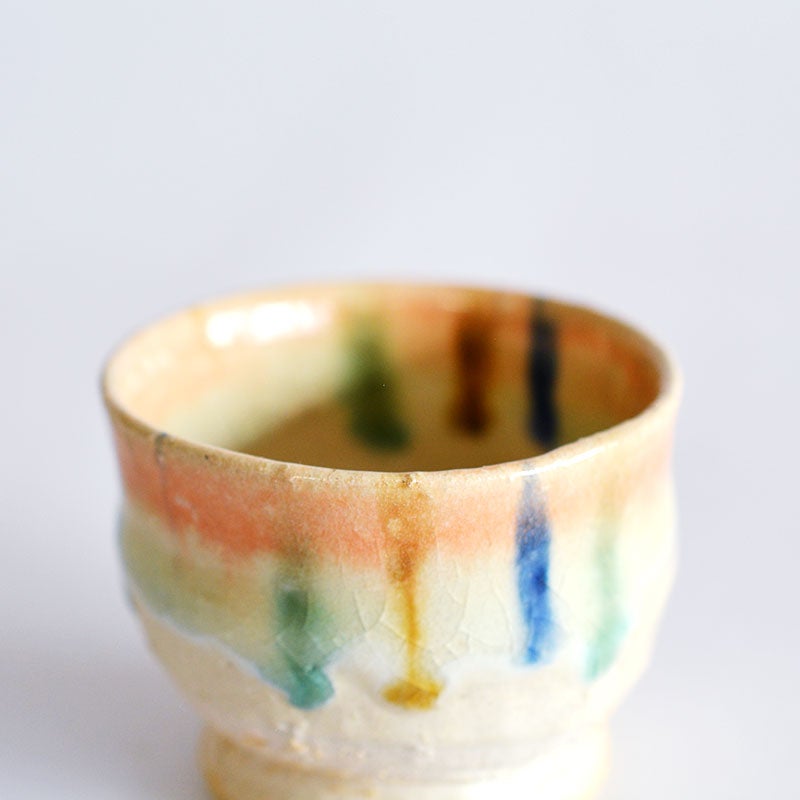 細かなひび（貫入）がデザインのアクセントとなり、使い込むほどに色が染み込み変化していきます