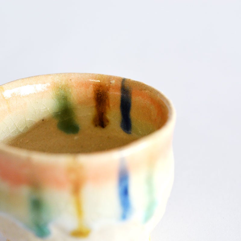 釉薬を垂らすことにより、色が混じり合い、一客ごとに異なる躍動感のある模様が生まれています