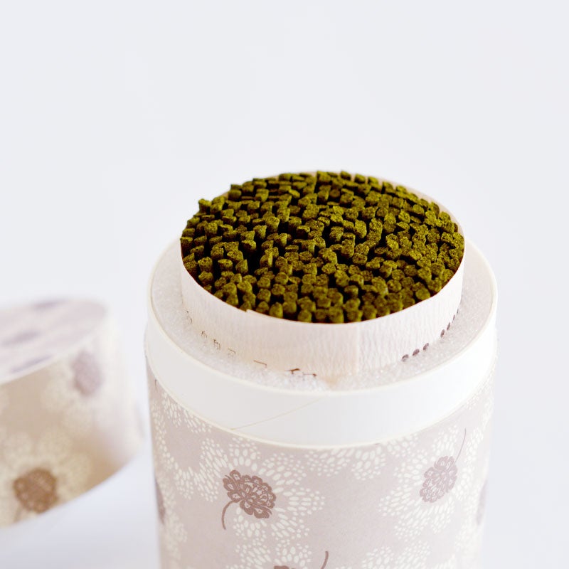 天然の白檀を贅沢に配合し、上品で落ち着いた香りです