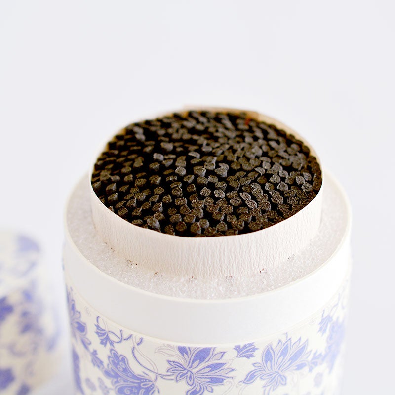 天然の沈香（じんこう）に、9種の生薬を配合した奥行きのある香り