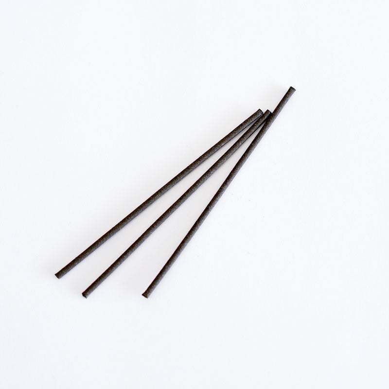 スパイシーで厳かな香りが空間に広がります