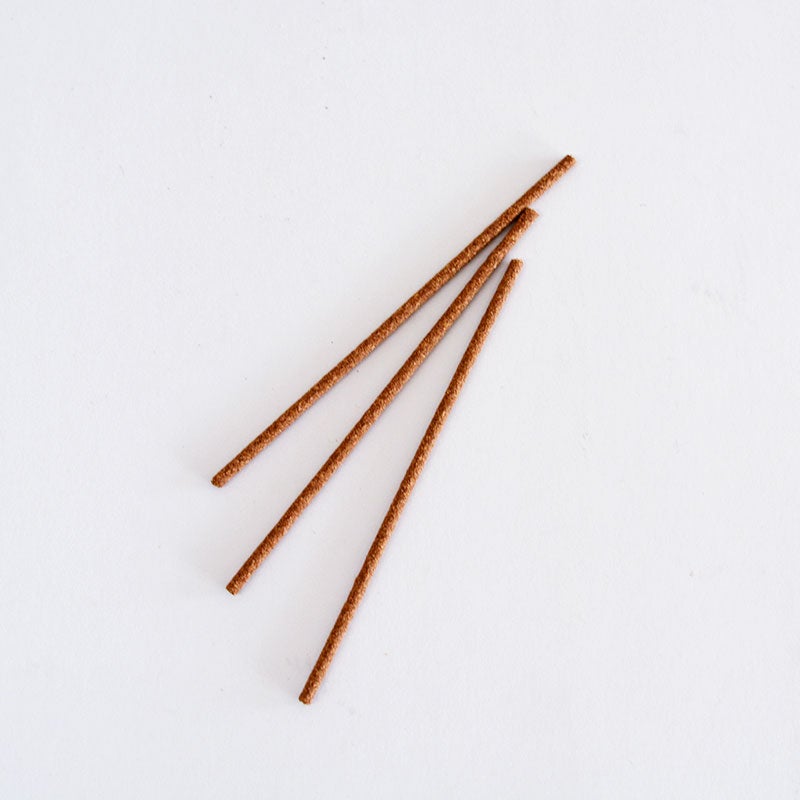 ショートサイズなので、灰が散らかりにくく、香立てを選ばないのも嬉しいポイント