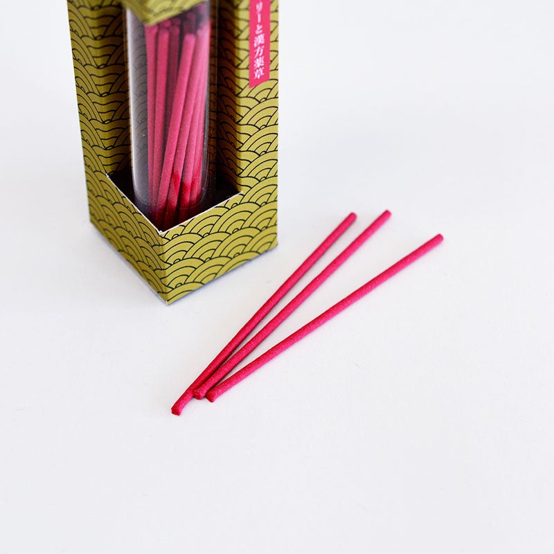 ローズマリーオイルに、漢方薬の半夏（ハンゲ）や陳皮（チンピ）をブレンド