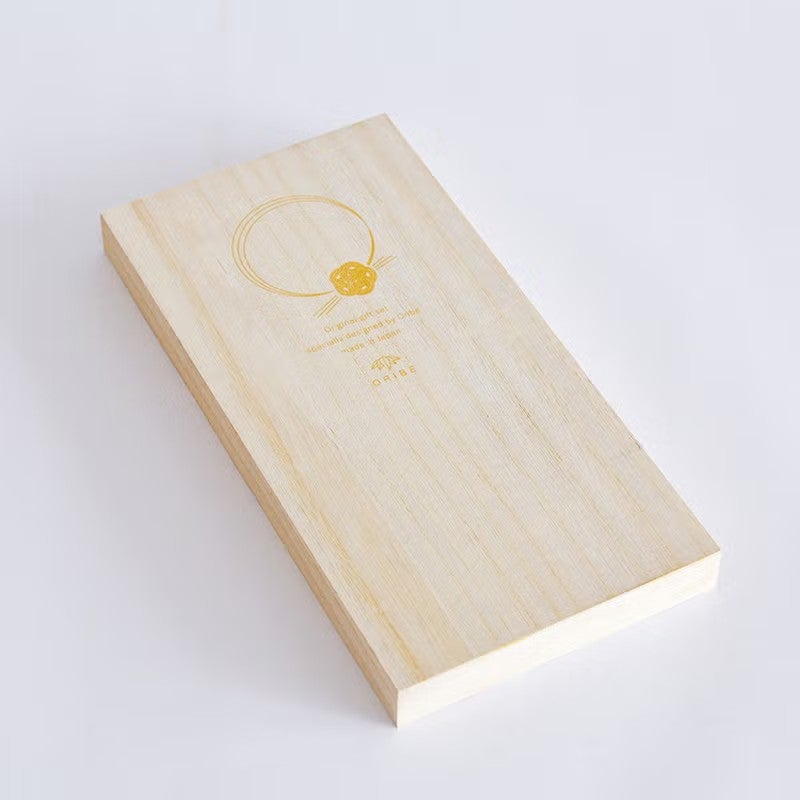 内側にはハレの日にふさわしい華やかな台紙が付きます