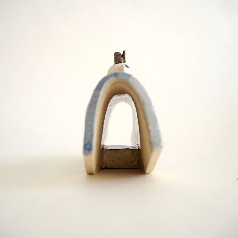 型を使わずたたらという技法で作られています