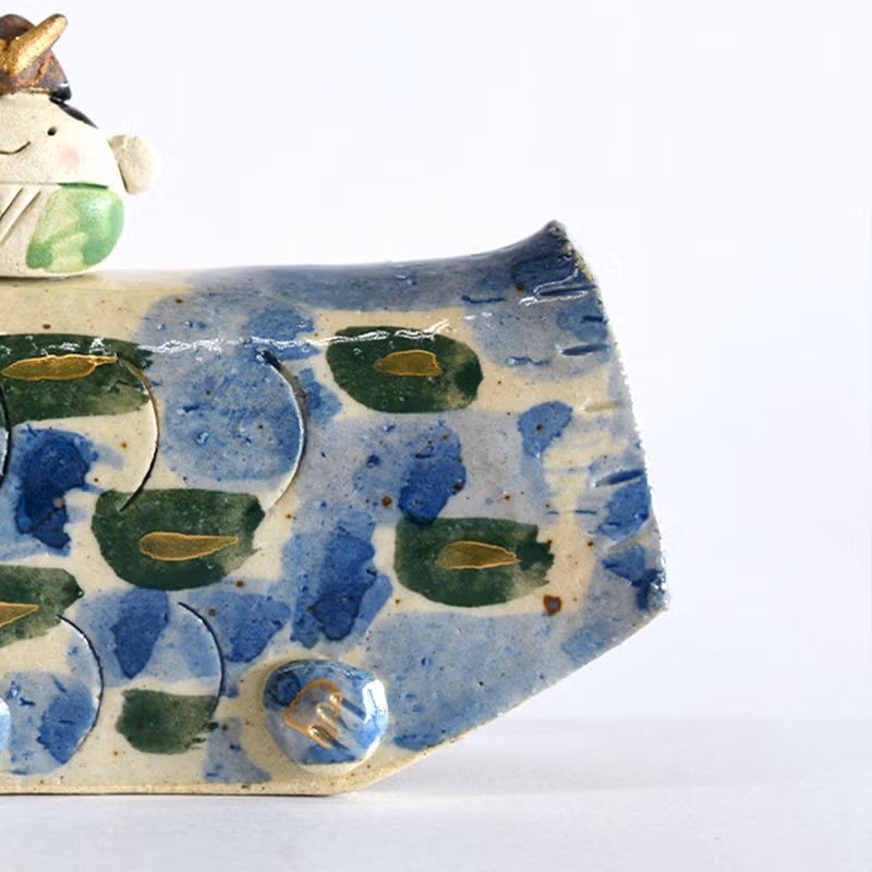 筆のタッチも感じられる手描きの人形です