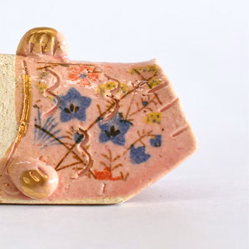 お花の絵柄が施されています