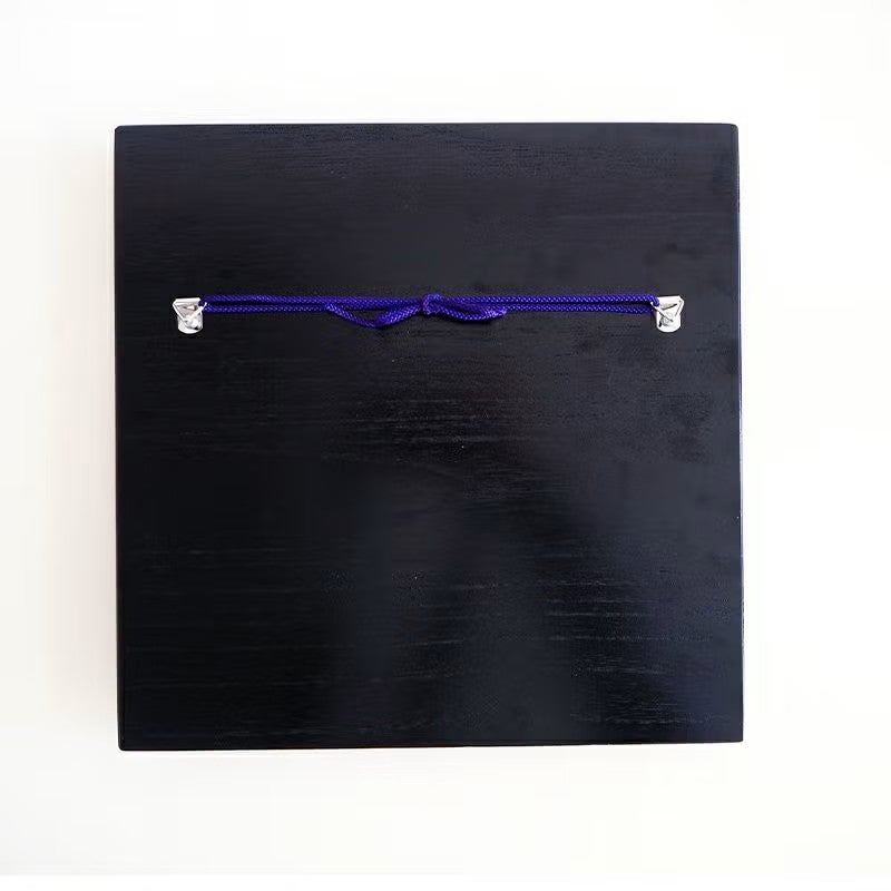 壁にかけられる紐がついています