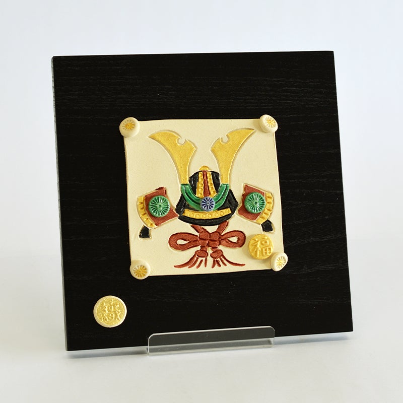 金の鍬形が猛々しさを感じさせる兜です