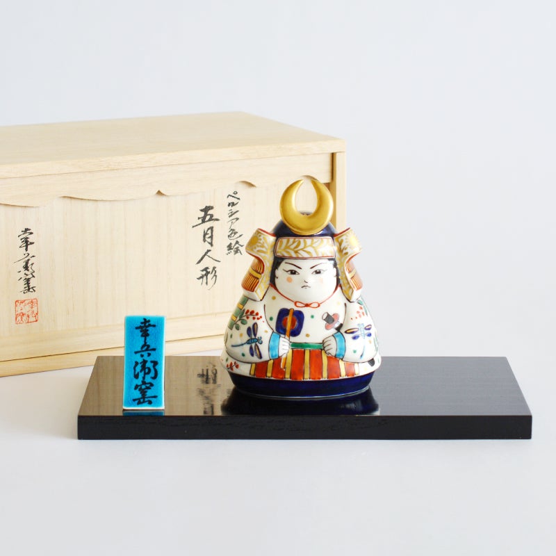 兜や具足を身にまとい、凛々しい顔立ちのお人形です