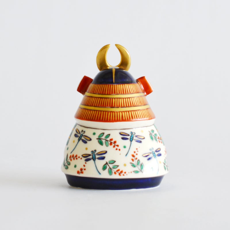 トンボは「勝ち虫」とも呼ばれ、縁起の良い柄となっています。