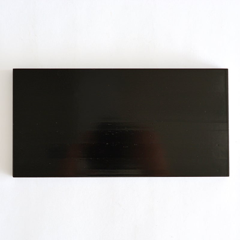 黒塗りの板がついています