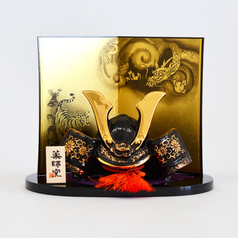 金彩出世兜　菊唐草龍虎屏風付