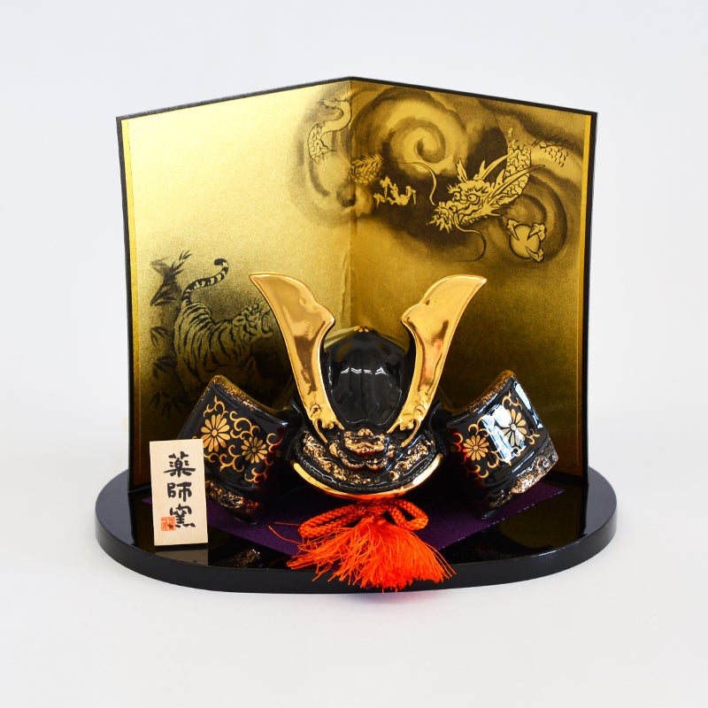 黒の兜に龍虎の屏風がついた兜飾りです
