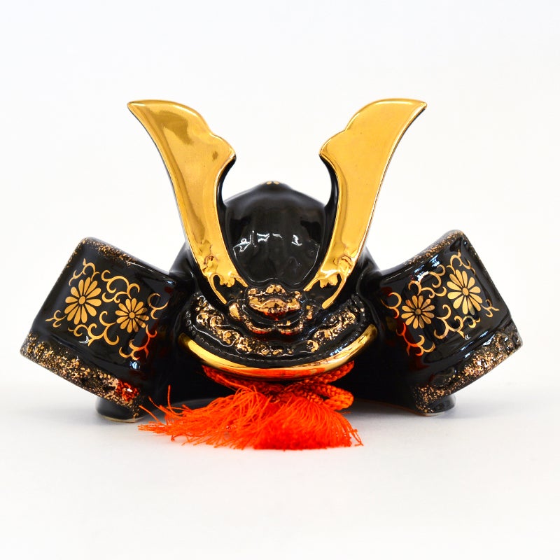 黒い兜には金で模様が描かれています