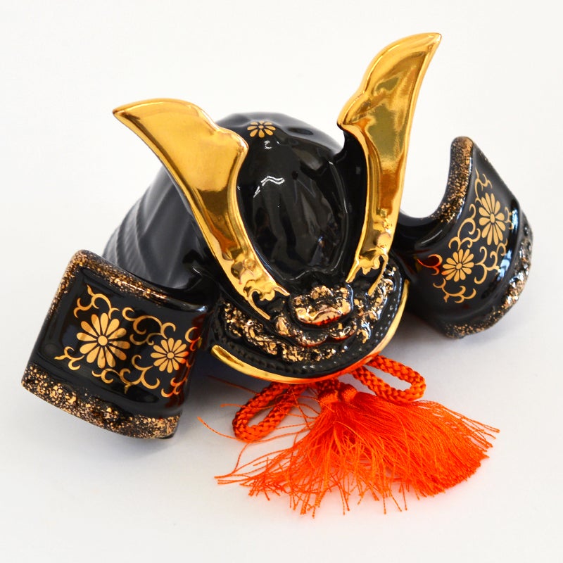 黒に金の柄が良く映えます