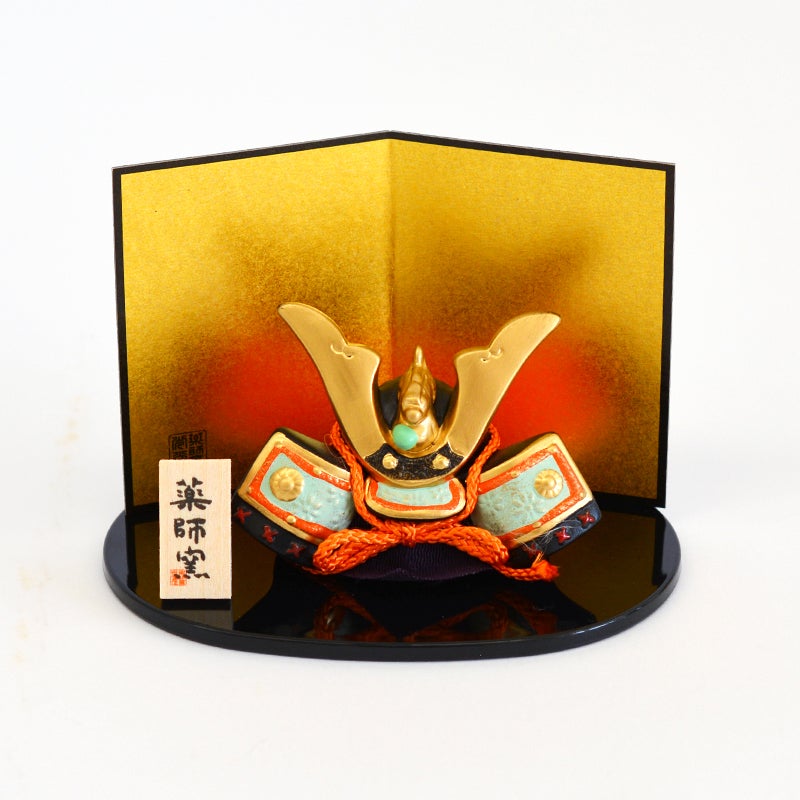 小さくて可愛らしい陶器でできた兜の五月飾りです