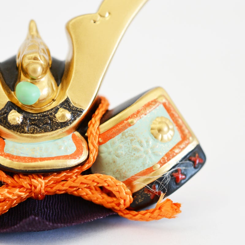 淡いグリーンが印象的な兜です