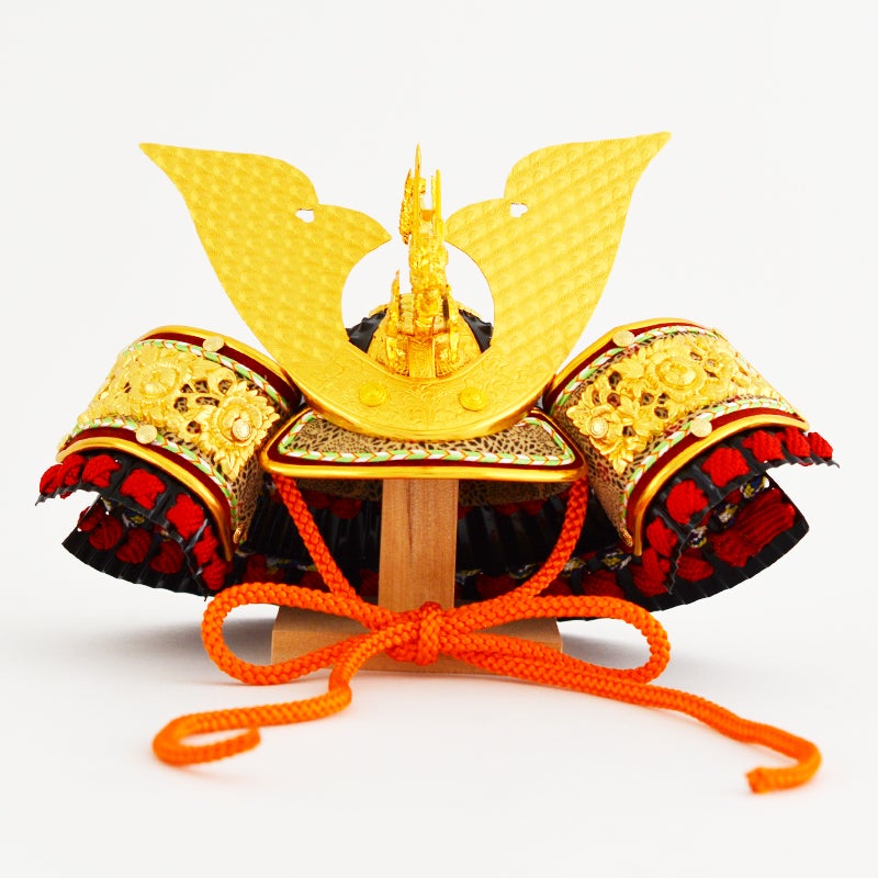 兜は木台の上にのせて飾ります