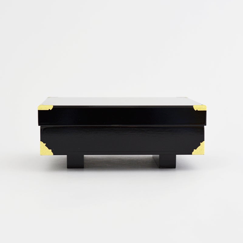 黒ぬりの飾り台がついています