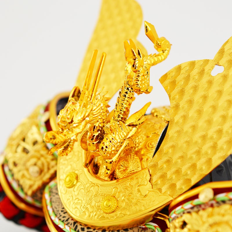 金に輝く「龍」には立身出世や飛躍の象徴とされています