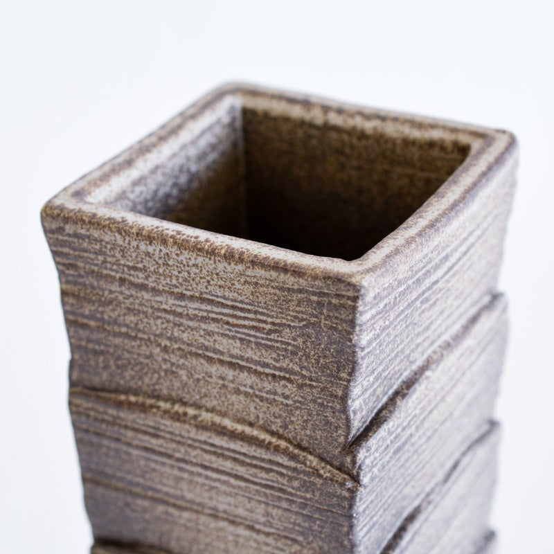 唯一無二の黒窯変は単なる黒ではない、銀色や茶褐色が混ざり合った奥深い色合いです