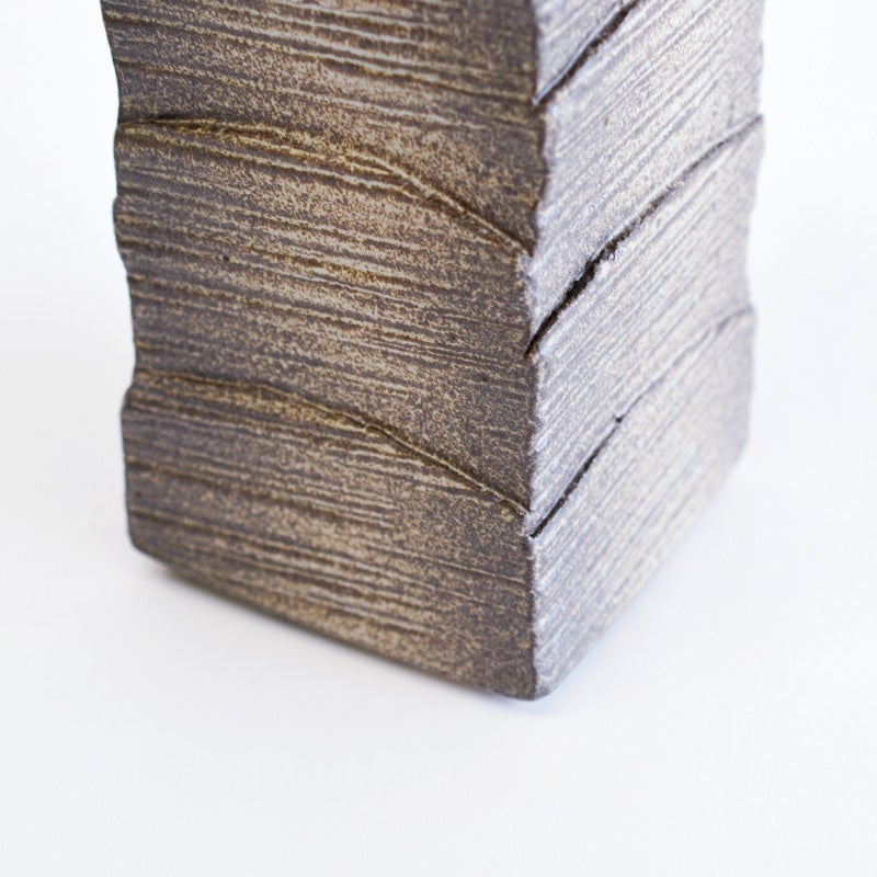 さざ波を表現したラインが施され、光の当たり方によって刻々と表情を変える