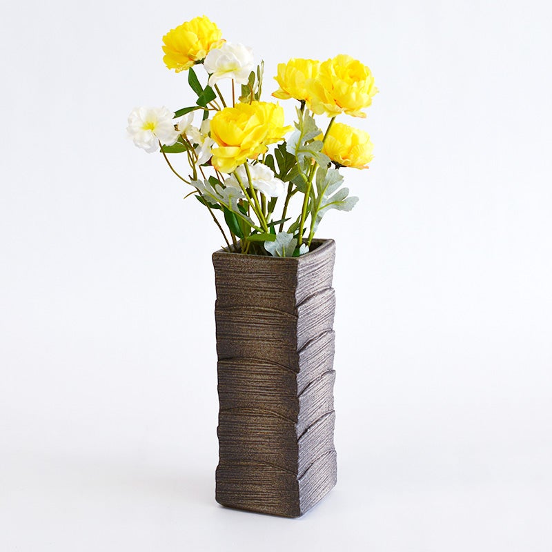 シャープで洗練された四角柱のデザイン