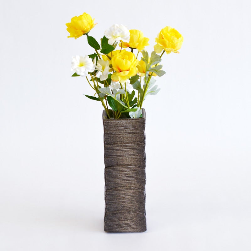 主張しすぎないマットで渋い質感は、季節の草花の色鮮やかさを一層美しく引き立てます