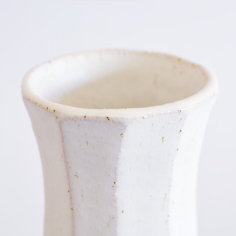 御影白（みかげしろ）と呼ばれる、細かな斑点が入った温かみのある白色が特徴です