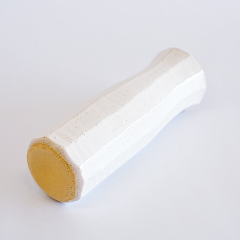 表面には「面取（めんとり）」加工が施され,手仕事ならではの緩やかな多角形のラインが特徴です