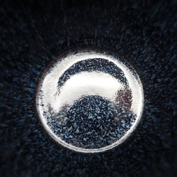 底にも釉たまりや窯変がみられます