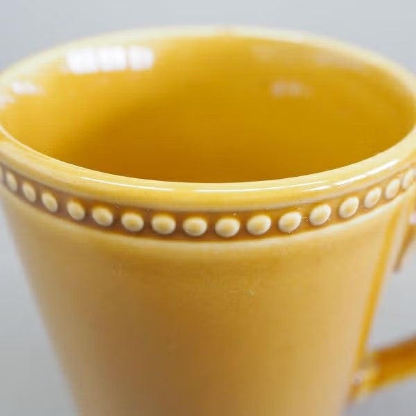 カップの渕はラインとドットが並び、おしゃれなアクセントになっています