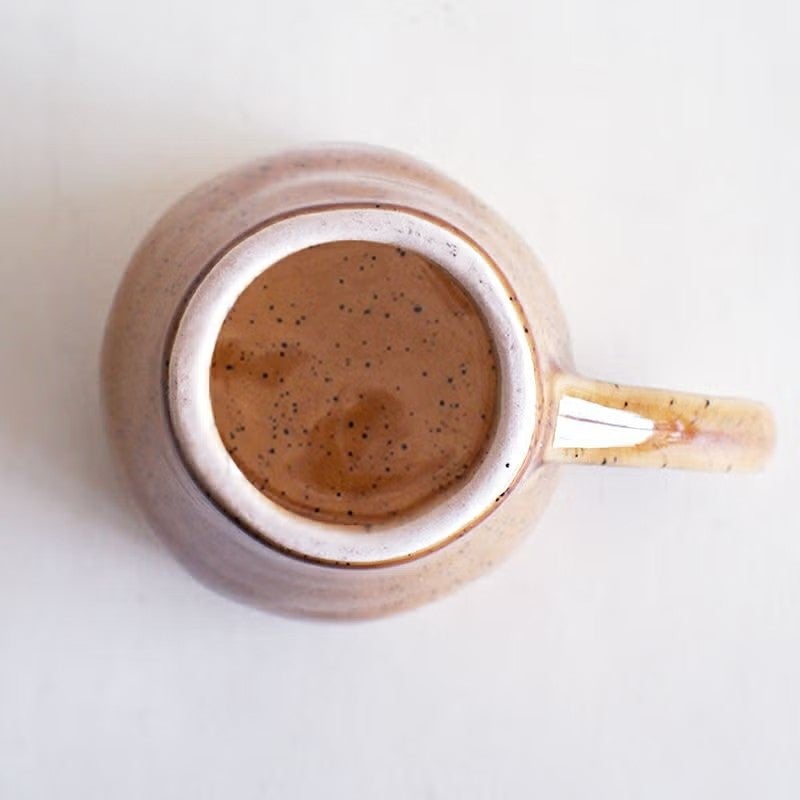 ツヤのあるイエローの釉薬が掛けられています