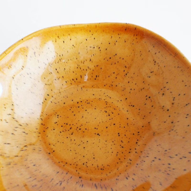 釉薬のたれ、窯変などによる個体差があります