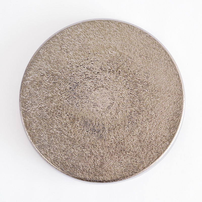 安定感のある裏面です