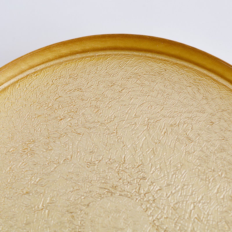 無数の細かな線がデザインされており、光の当たり方で表情が変わります