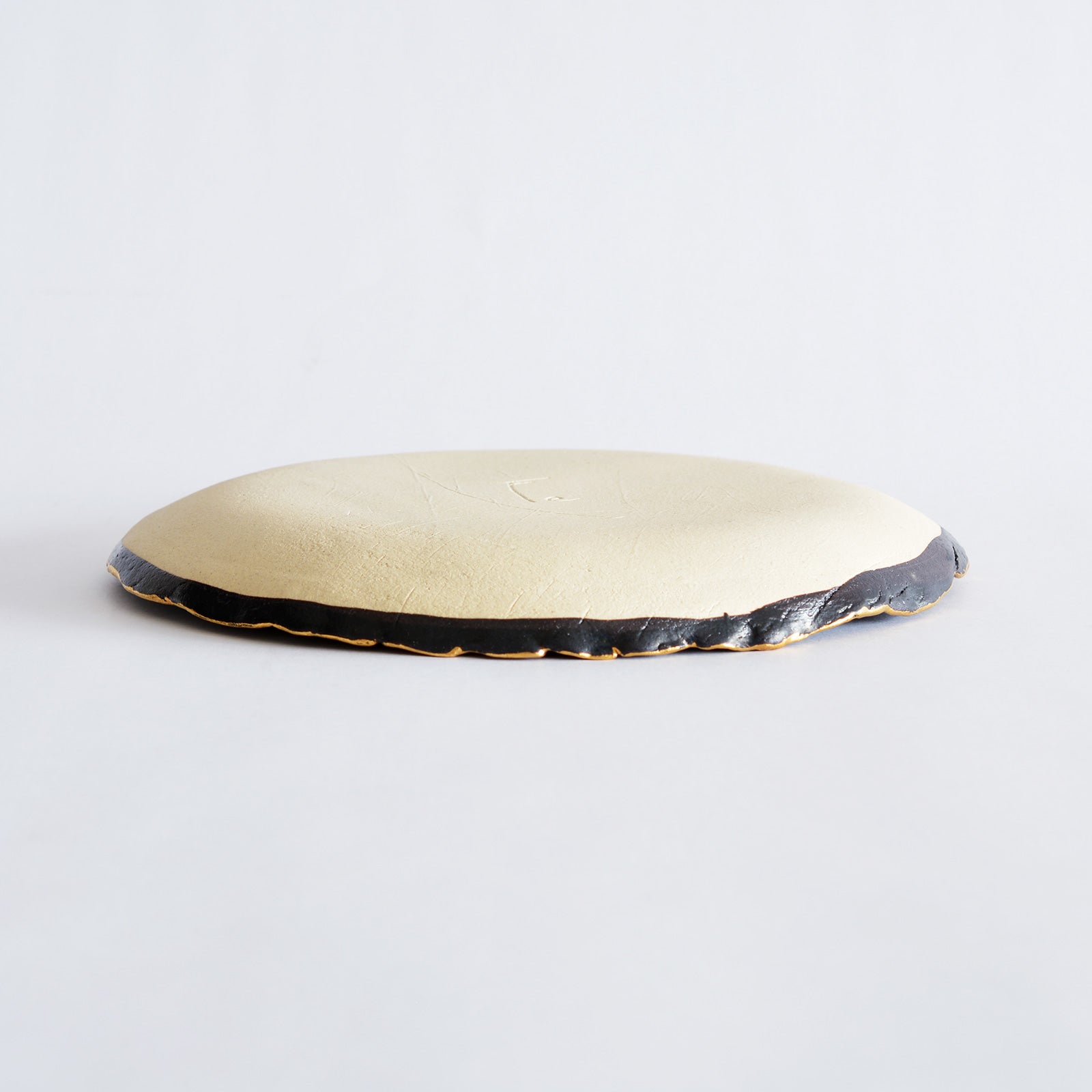 黒釉金彩丸中皿｜和食器通販｜織部 Online Store【公式】