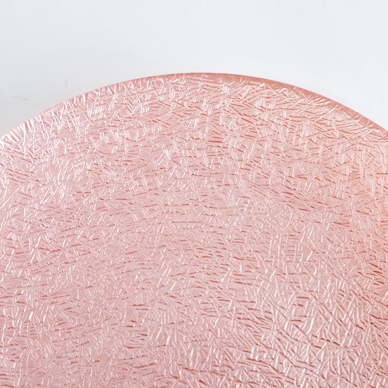 無数の細かな線がデザインされており、光の当たり方で表情が変わります