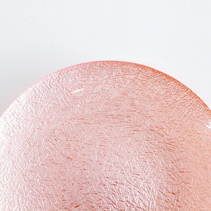 無数の細かな線がデザインされており、光の当たり方で表情が変わります