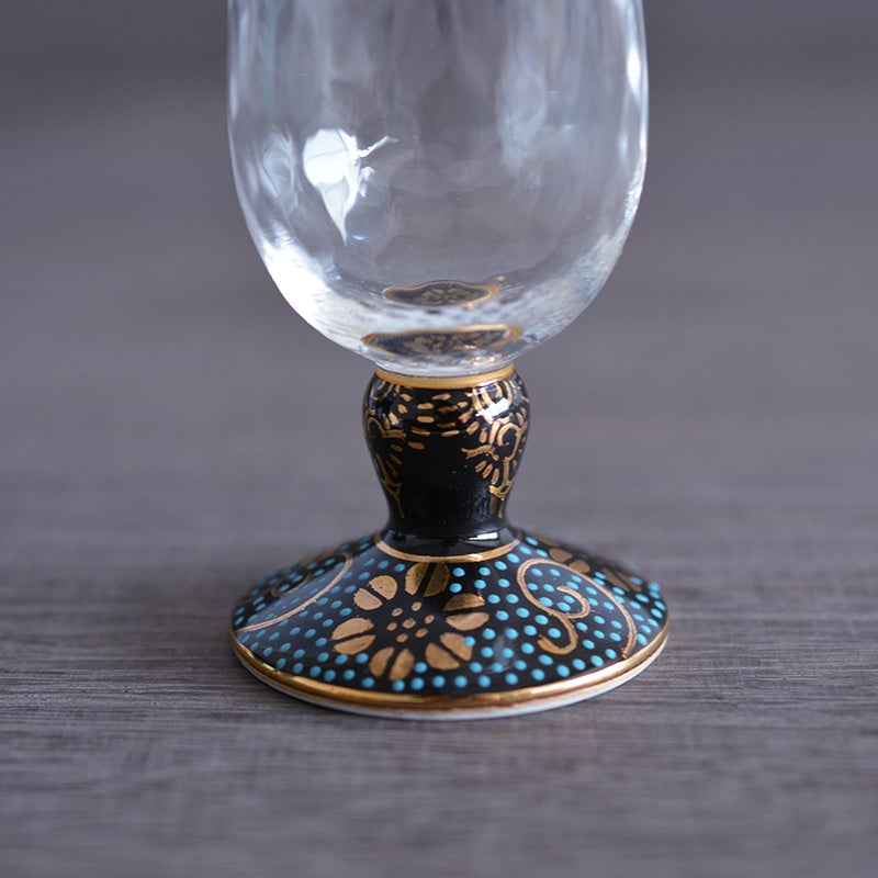 磁器とガラスという異素材を、特殊な技術で強力に接合