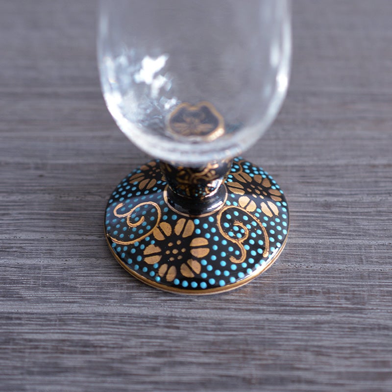 九谷焼のなかでも特に緻密な装飾技法「青粒（あおちぶ）」です