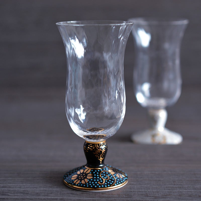 手仕事ならではの温もりとクリスタルの輝きが日本酒を引き立てます