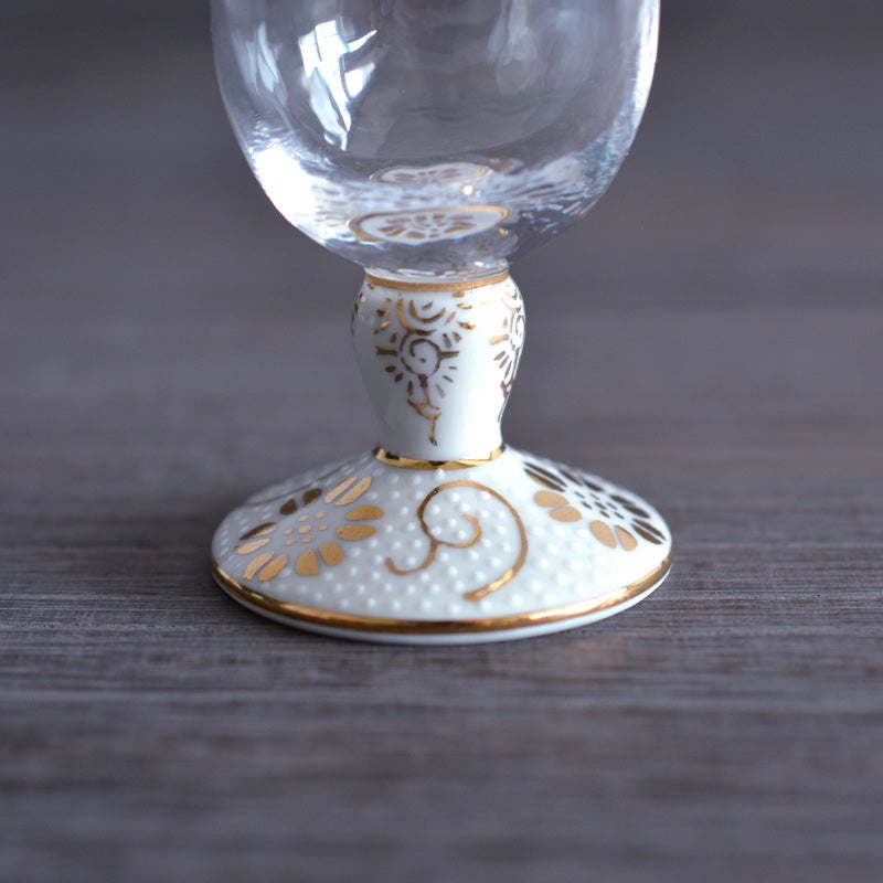 磁器とガラスという異素材を、特殊な技術で強力に接合