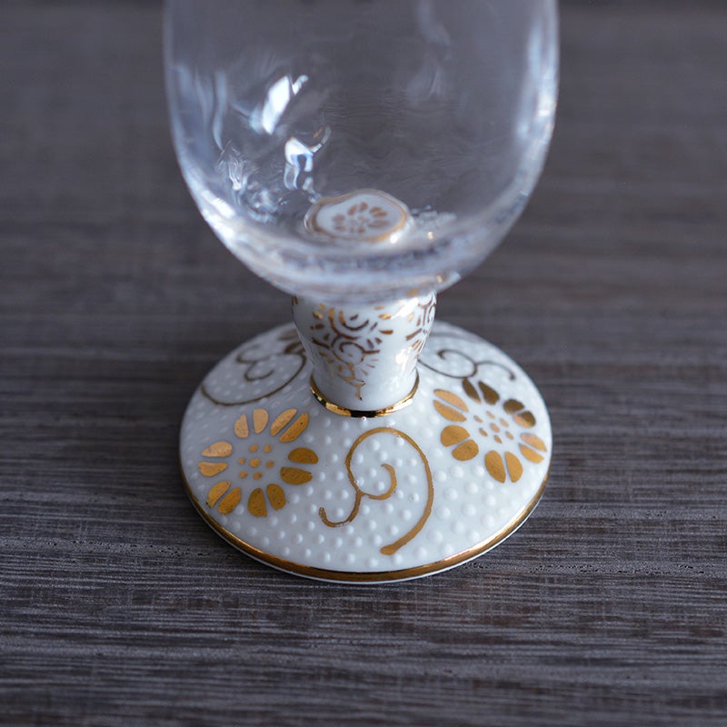 白い点を盛り上げるように描き出す「白粒（しろちぶ）」